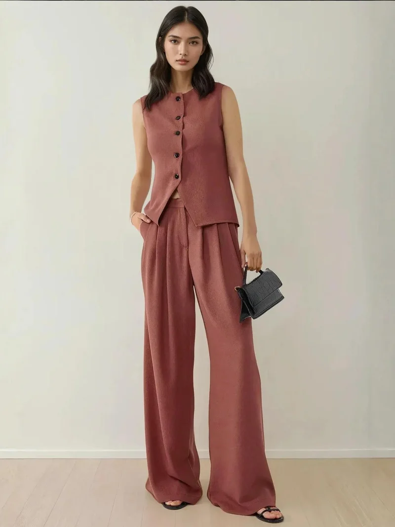 هيكاب صدرية بياقة دائرية مزخرفة بأزرار