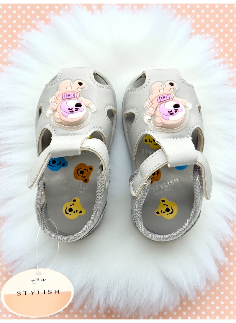 ستايلش حذاء اطفال بصوت – شوز اطفال صوت – صندل اطفال بصفارة | نعل مع صفارة، شوز صندل يصدر صوت للبنات والأولاد، حذاء طفلة ونعال صندل مريح، حذاء صوت للأطفال بتصاميم عصرية وتناسب هدايا اطفال - Image 4
