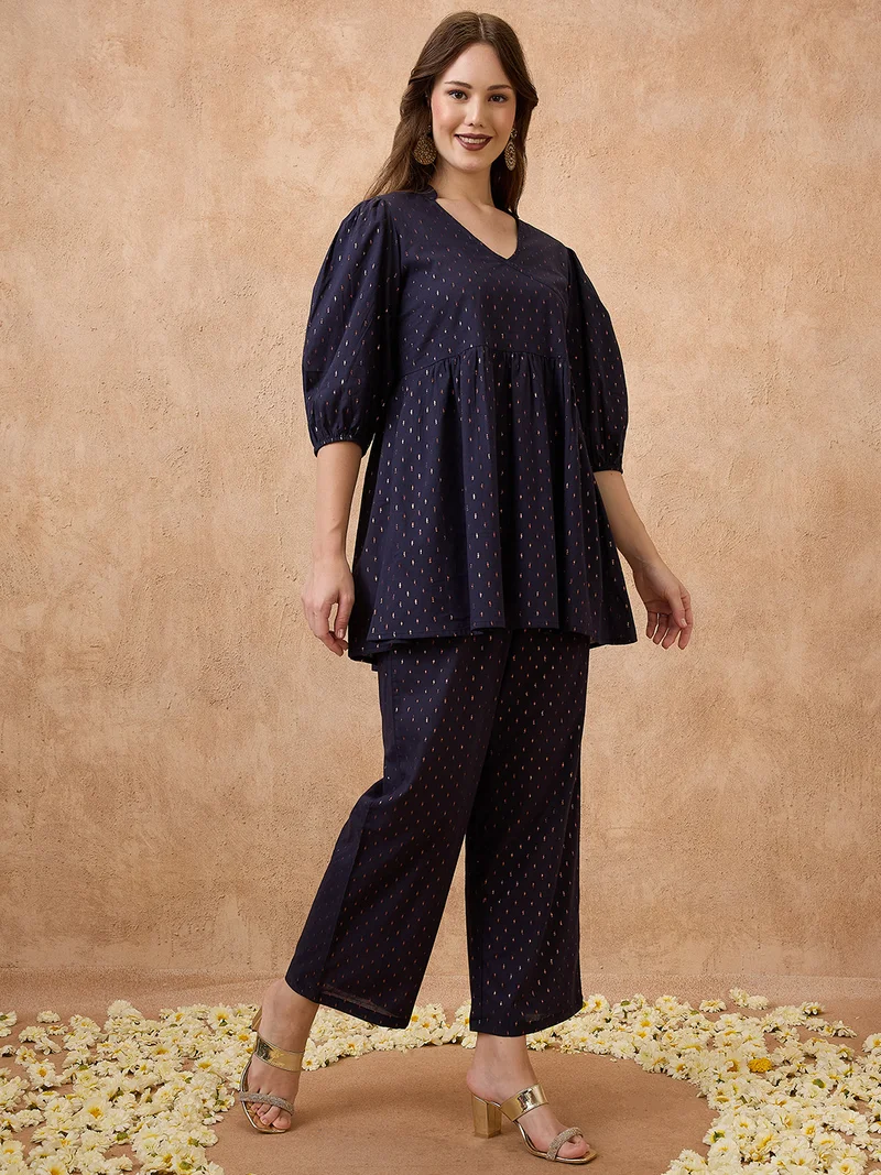 جلو باص طقم نسائي بلوزة بياقة على شكل حرف  وأكمام أسقفية بتصميم منسوج مع بنطال واسع الأرجل للمناسبات