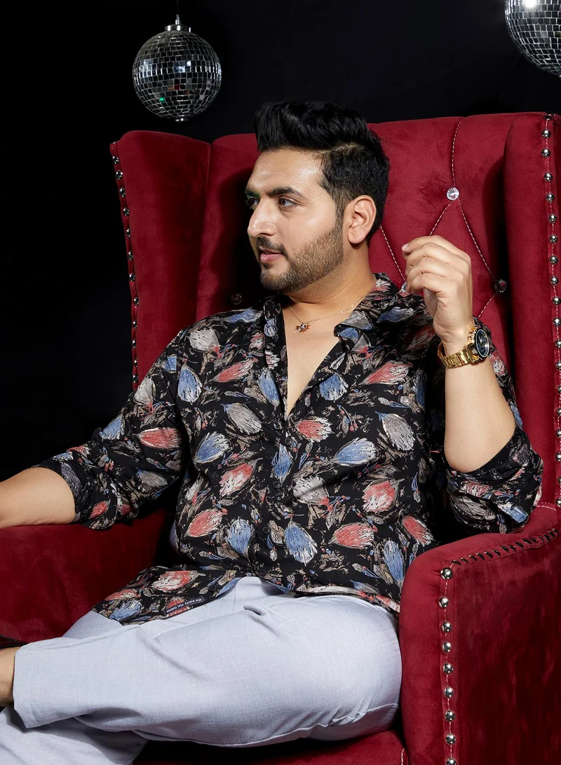 انستافاب بلس قميص رجالي مقاس كبير بلون أسود بلوم-تريس بياقة عريضة وأكمام طويلة بأزرار للإغلاق