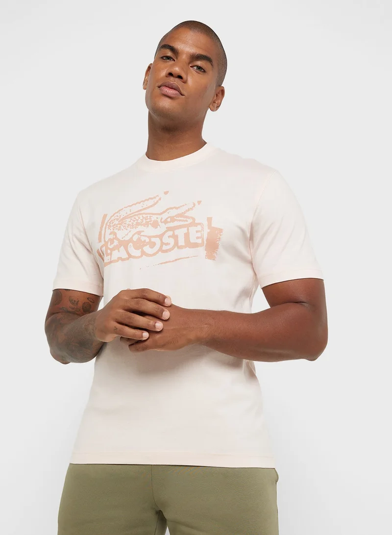 لاكوست تيشيرت قطن بطبعة شعار ورقبة دائرية وأكمام قصيرة