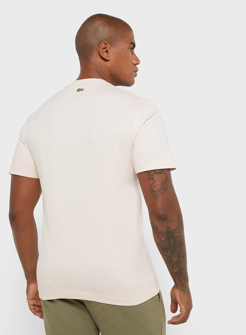 لاكوست تيشيرت قطن بطبعة شعار ورقبة دائرية وأكمام قصيرة