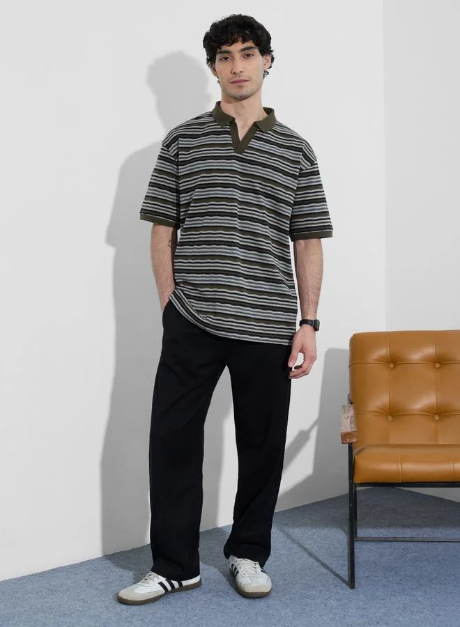 ذا سوليد ستور تيشيرت واسع مخطط بياقة مفتوحة