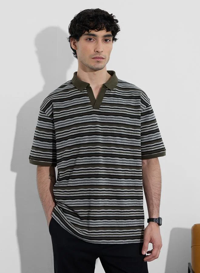 ذا سوليد ستور تيشيرت واسع مخطط بياقة مفتوحة