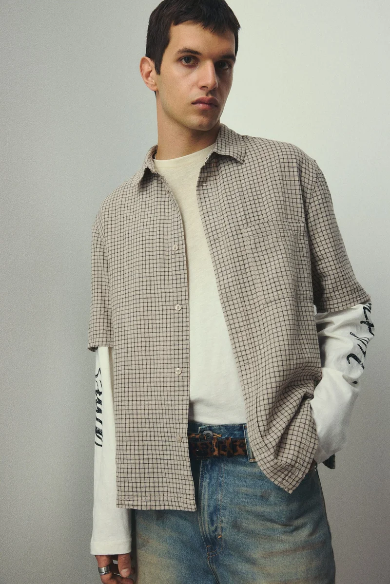 اتش اند ام قميص قصير الأكمام من مزيج الكتان بقصة فضفاضة