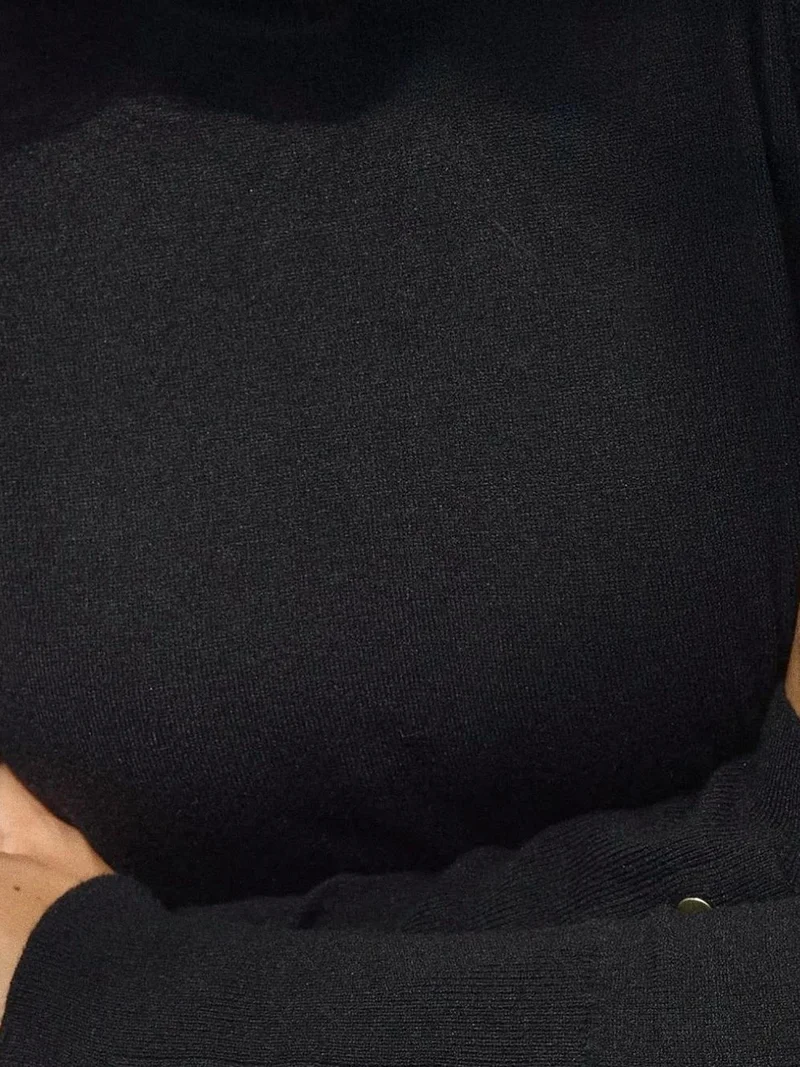 زوبعة كنزة محبوكة بأزرار وياقة دائرية