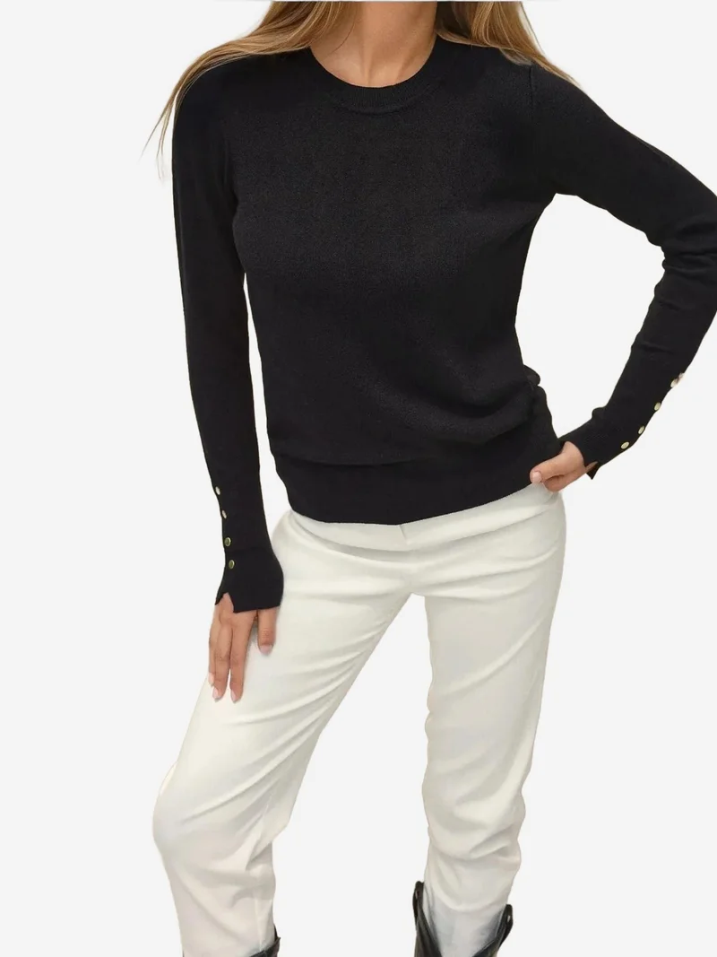 زوبعة كنزة محبوكة بأزرار وياقة دائرية