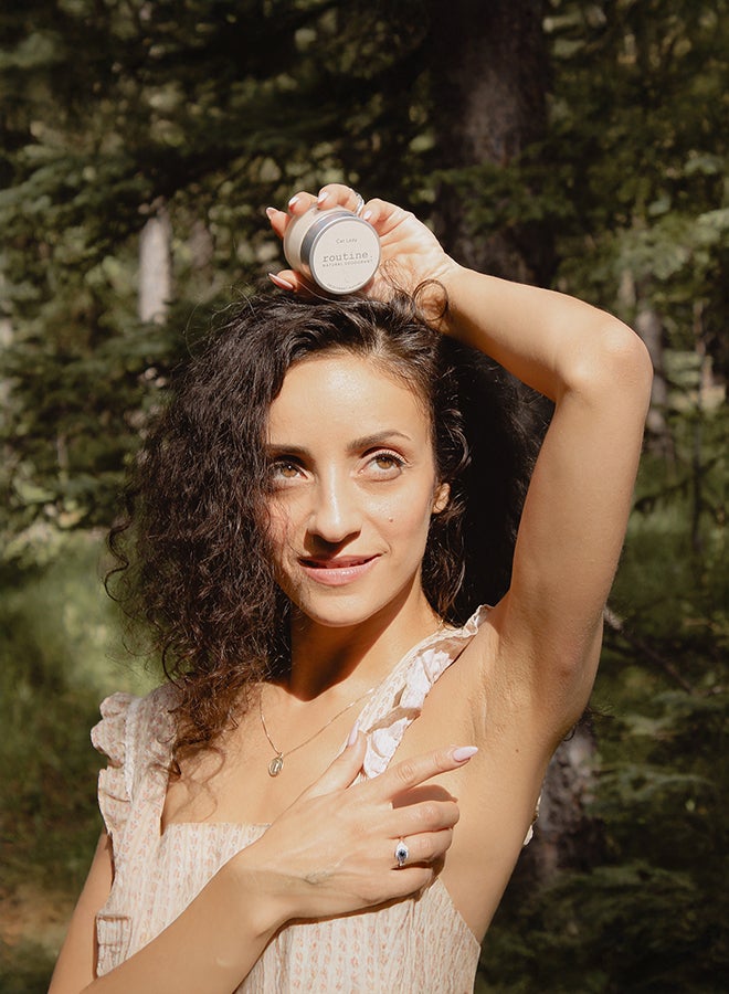 routine مزيل عرق نباتي لمدام القطط مع طين طبيعي وبيكربونات الصوديوم - يوفر تحكمًا بالروائح طوال اليوم، يتميز برائحة حلوة وعشبية (58 مل) - Image 4