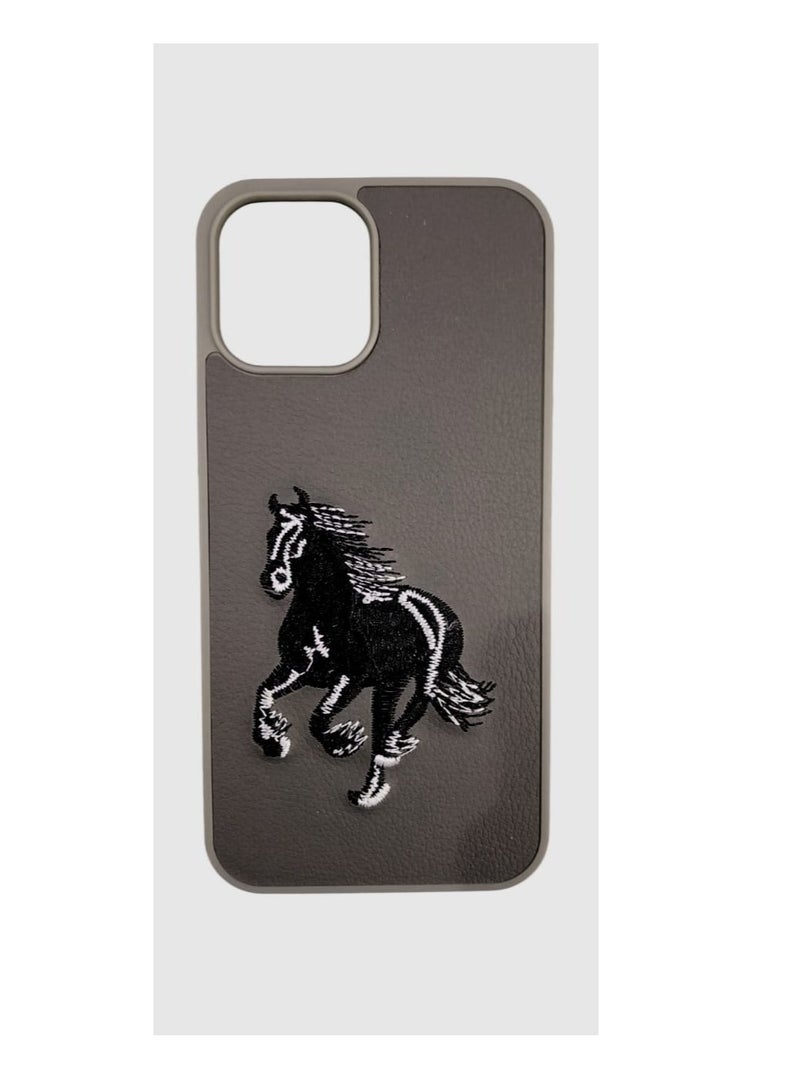 كيس جراب هاتف مضاد للصدمات بتصميم تطريز حصان لهاتف آيفون 13 باللون رمادي داكن
