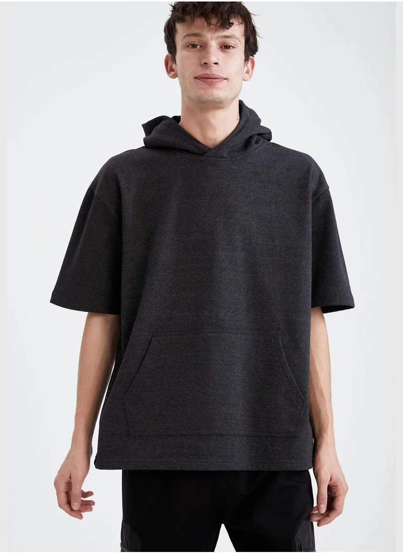 ديفاكتو Oversize Short Sleeve Hoodie With Kangaroo Pockets