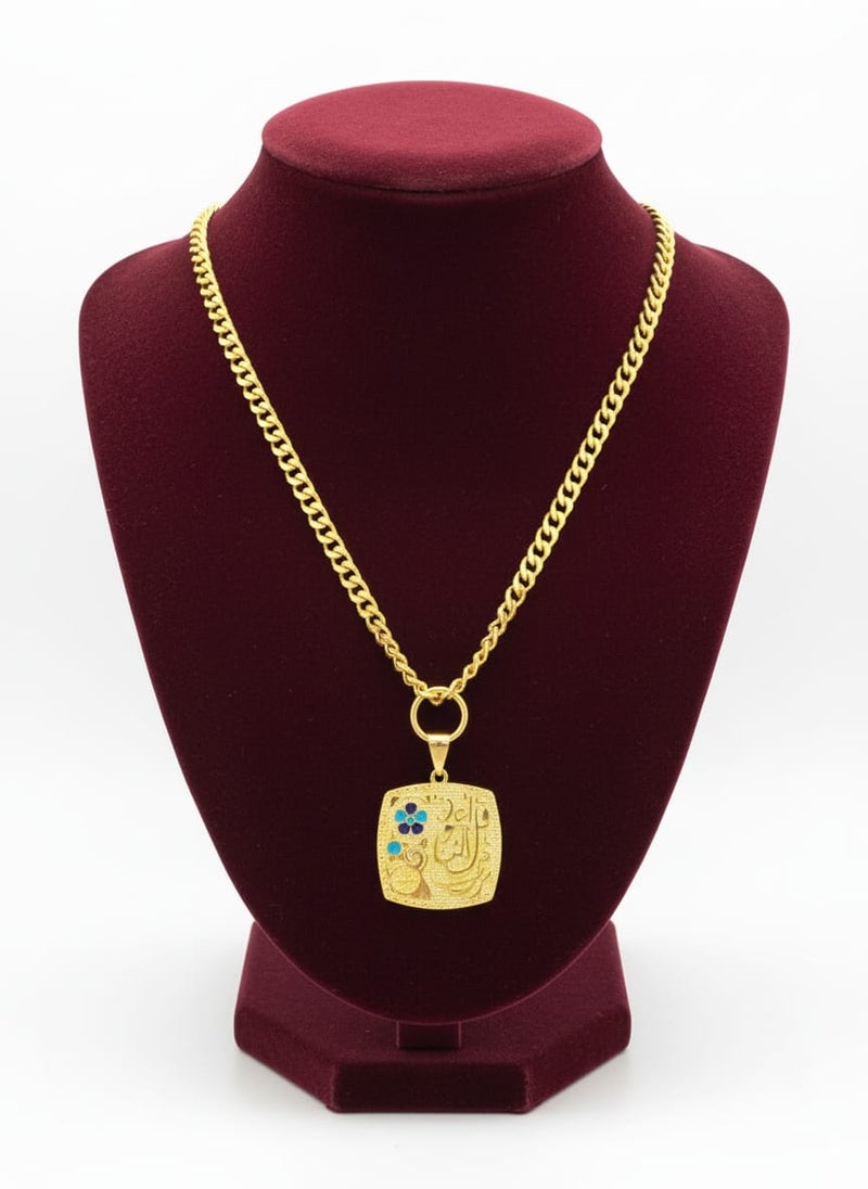 أضف لمسة من السكينة والروحانية إلى إطلالتك مع هذا الكوليه المميز. تتميز الدلاية بنقش آية "قل أعوذ برب الفلق" بالخط العربي الأنيق، مما يجعله رمزاً للحماية والاطمئنان. قطعة مثالية لارتدائها يومياً، فهي تجمع بين جمال التصميم وعمق المعنى. يمكن أن يكون هذا الكوليه هدية ثمينة لمن تحب، تحمل في طياتها الأمن والبركة. - Image 4