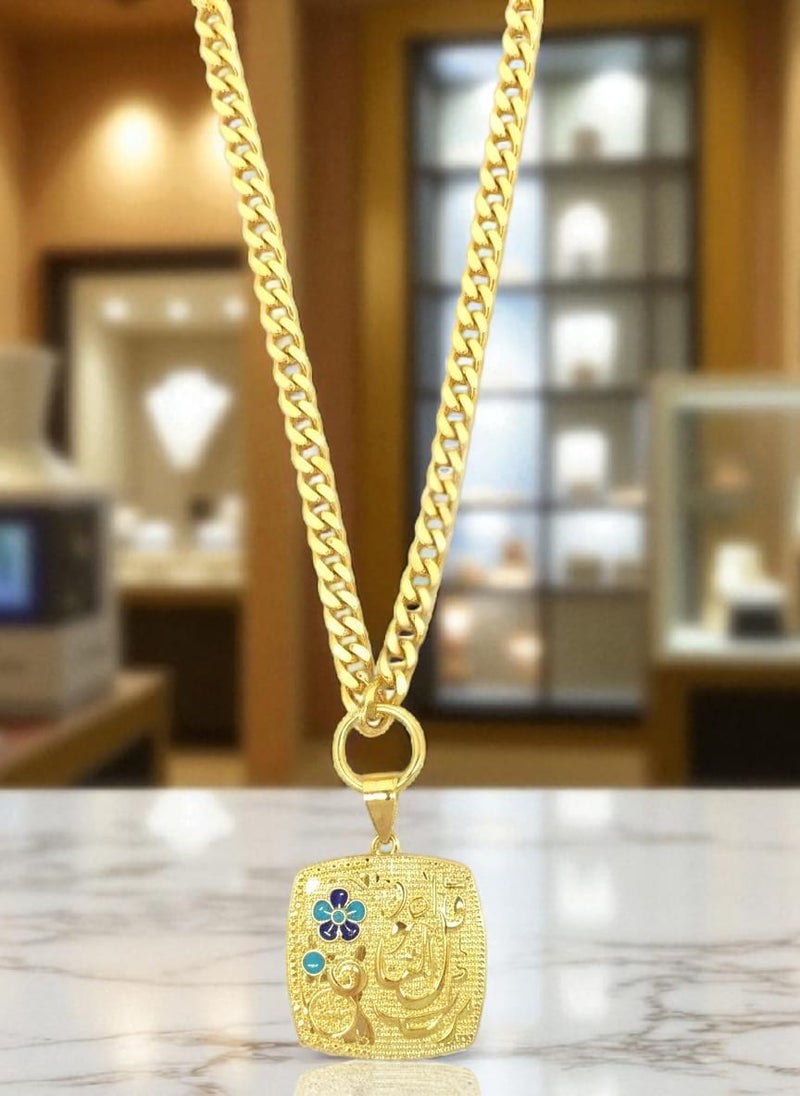 أضف لمسة من السكينة والروحانية إلى إطلالتك مع هذا الكوليه المميز. تتميز الدلاية بنقش آية "قل أعوذ برب الفلق" بالخط العربي الأنيق، مما يجعله رمزاً للحماية والاطمئنان. قطعة مثالية لارتدائها يومياً، فهي تجمع بين جمال التصميم وعمق المعنى. يمكن أن يكون هذا الكوليه هدية ثمينة لمن تحب، تحمل في طياتها الأمن والبركة. - Image 2