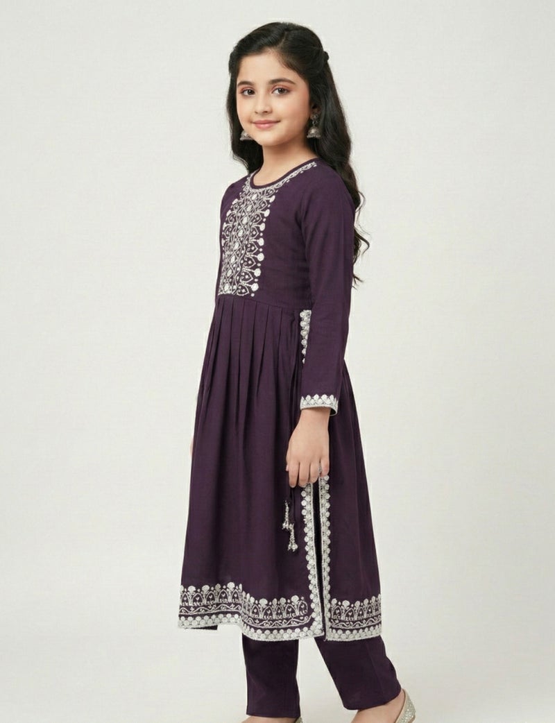 Lucky Kids بلوزة كورتا بنمط A-line باللون الأرجواني الداكن مع تطريز فضي وعمل مرآة وسروال مستقيم - Image 2