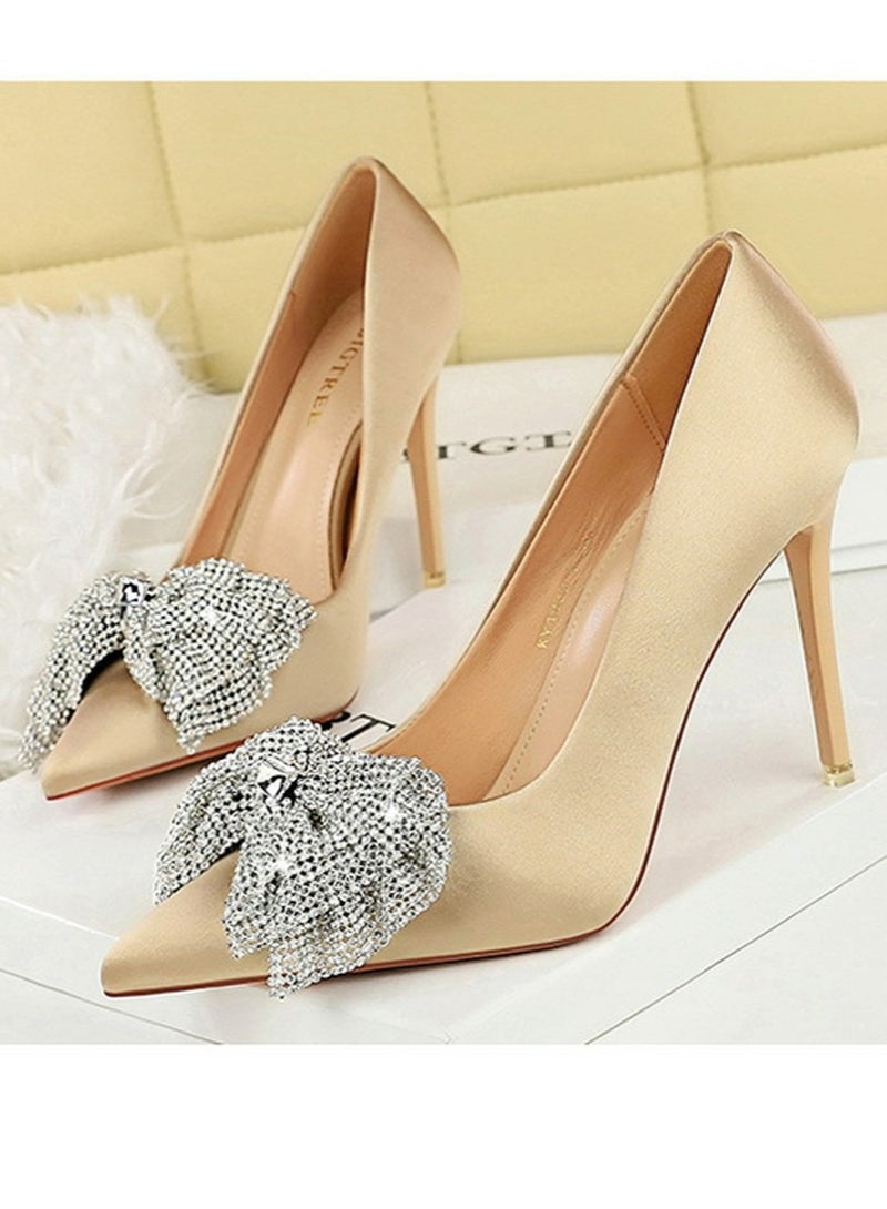 بيج تري المرأة الساتان مغلقة موجهة إصبع القدم مضخة الراينستون قوس الديكور الكعب العالي الشمبانيا 10.5CM - Image 1