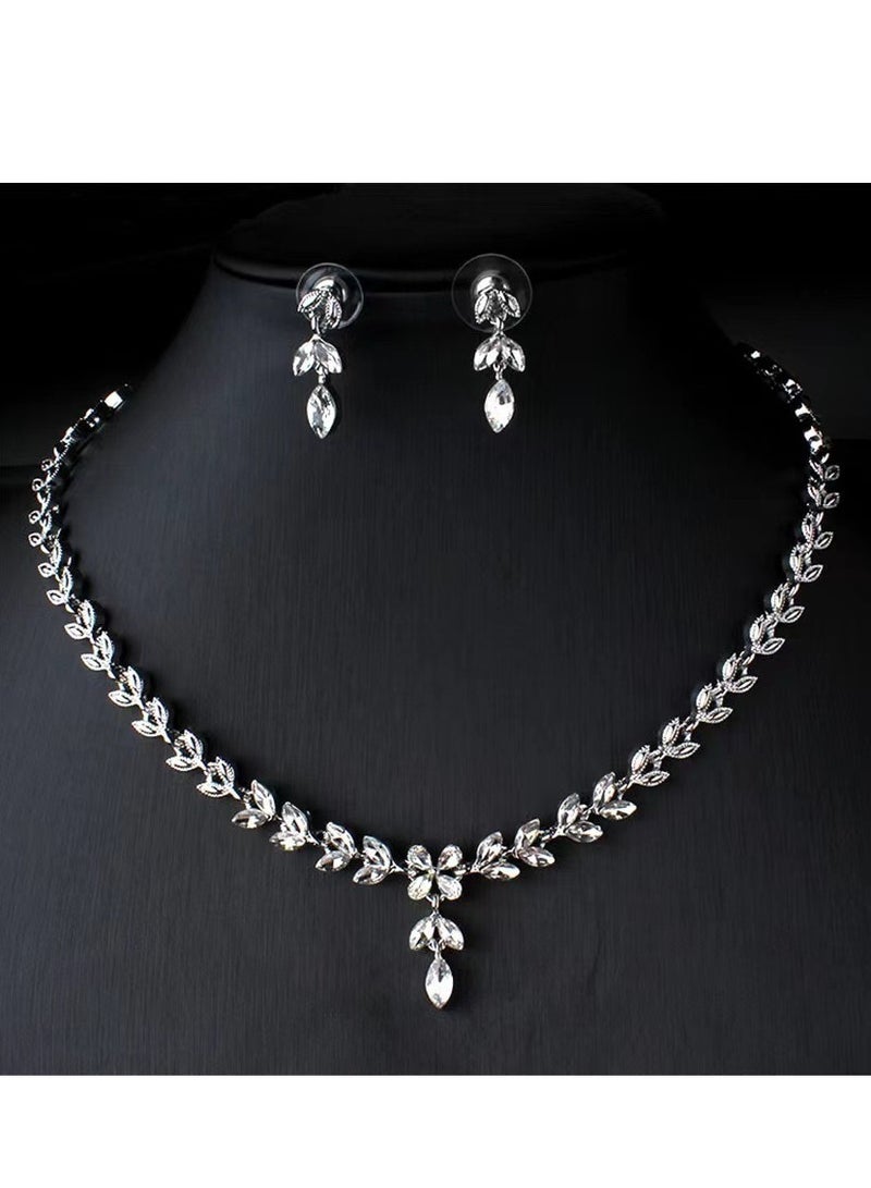 مجموعة مجوهرات أنيقة من 3 قطع مرصعة بأحجار الراين وقلادة على شكل ورقة شجر وأقراط من الزركون وإكسسوارات أنيقة للفساتين والمهرجانات هدية للنساء والسيدات والأم والزوجة وحفلات الزفاف باللون الفضي - Image 1