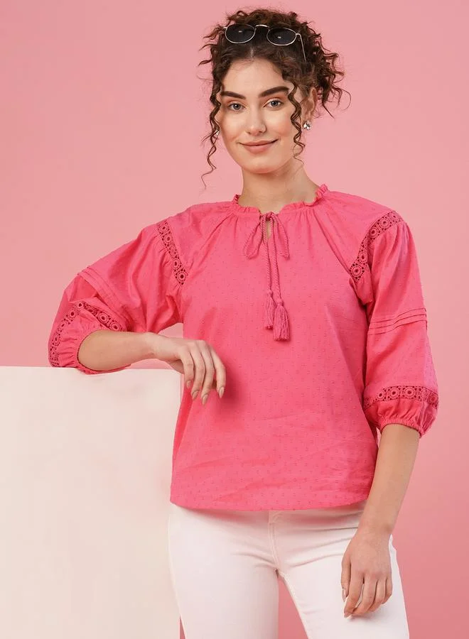 جلو باص Globus Textured Dobby Tie-Up Neck Lace Insert Top