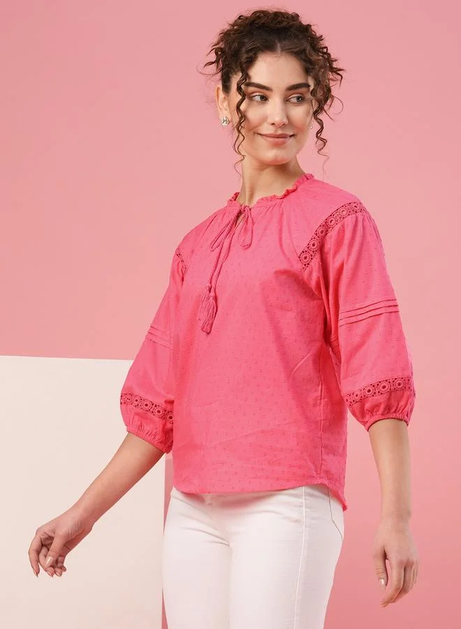 جلو باص Globus Textured Dobby Tie-Up Neck Lace Insert Top