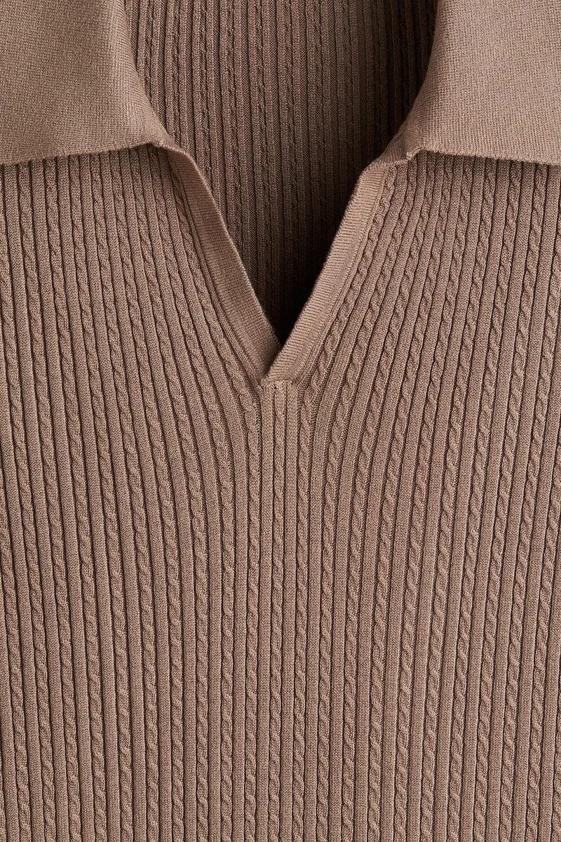 اتش اند ام تي-شيرت بولو محبوك بقصّة عادية