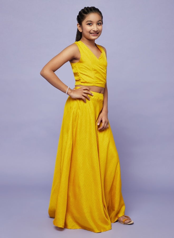 أيه كيه إس فستان ليجها تشولي بنقوش مربعات صفراء مع شال للفتيات - Image 4