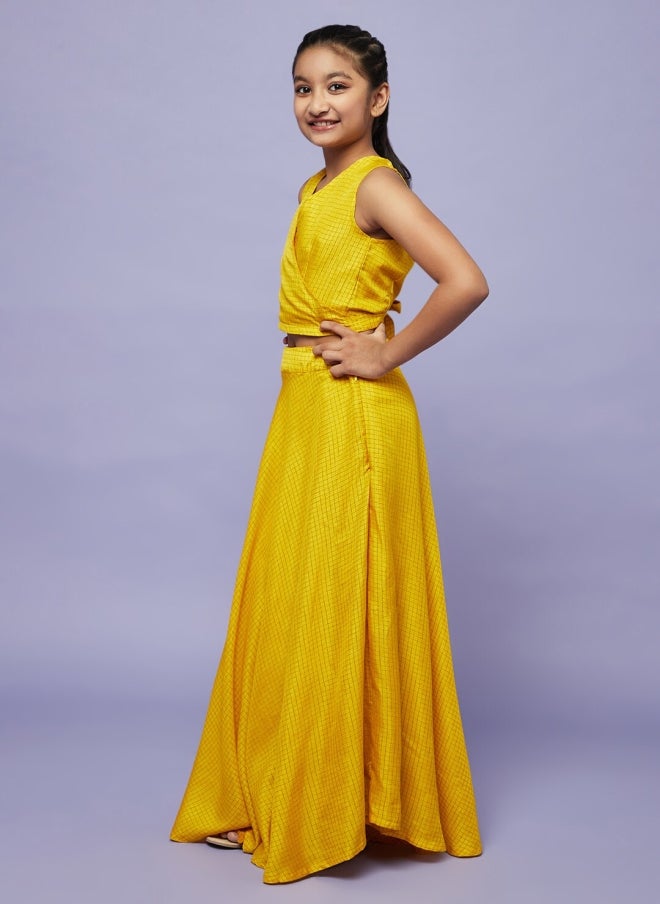 أيه كيه إس فستان ليجها تشولي بنقوش مربعات صفراء مع شال للفتيات - Image 5