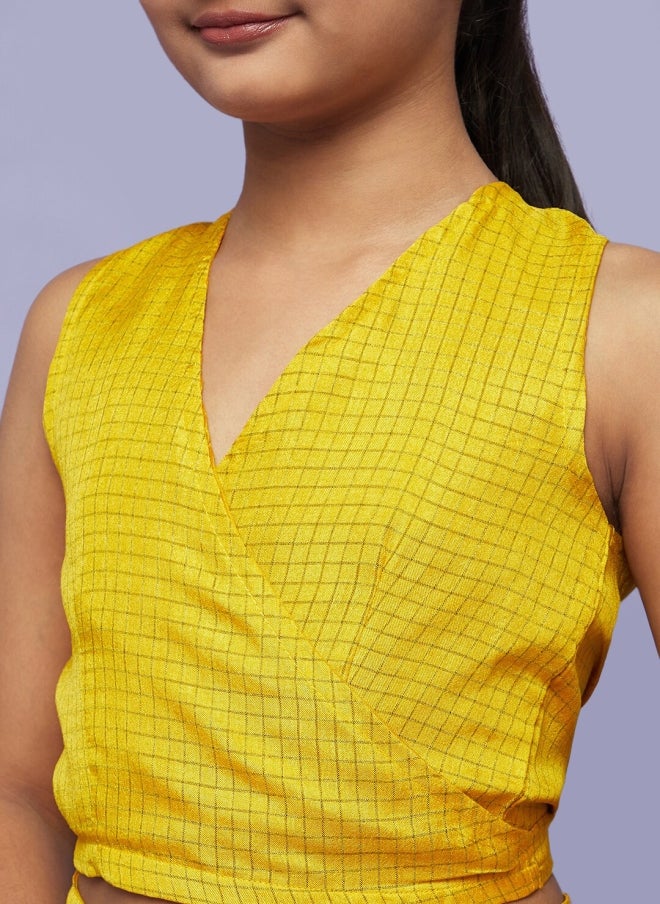 أيه كيه إس فستان ليجها تشولي بنقوش مربعات صفراء مع شال للفتيات - Image 2