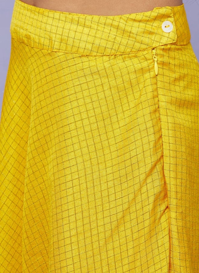 أيه كيه إس فستان ليجها تشولي بنقوش مربعات صفراء مع شال للفتيات - Image 3