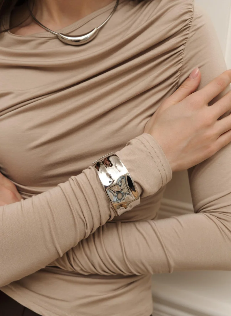 Lichi Round bracelet in glossy metal with crumpled effect