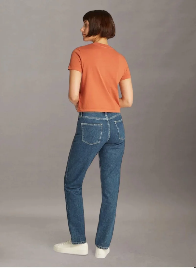 كالفن كلاين جينز تيشرت سليم باهت مزين بشعار كلفن كلاين