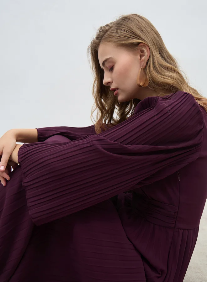 Styli Women Purple Solid V Neck Pleated A-line Maxi Dress