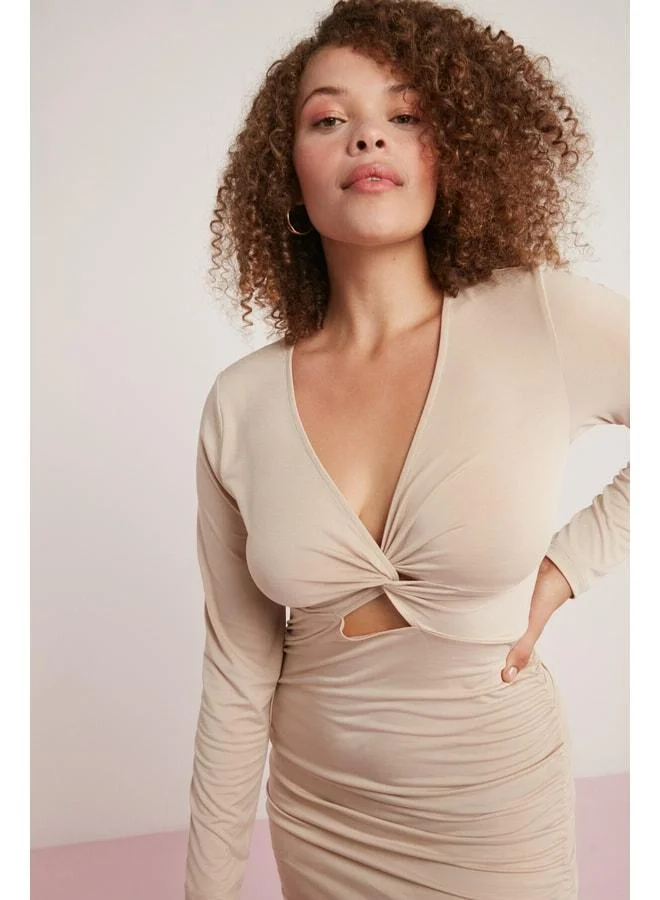 Ethiquet Lorena Women's Flexible Textured Body-Hugging Drape Detailed Cut Out Short V-Neck Beige Plus-Size Dress