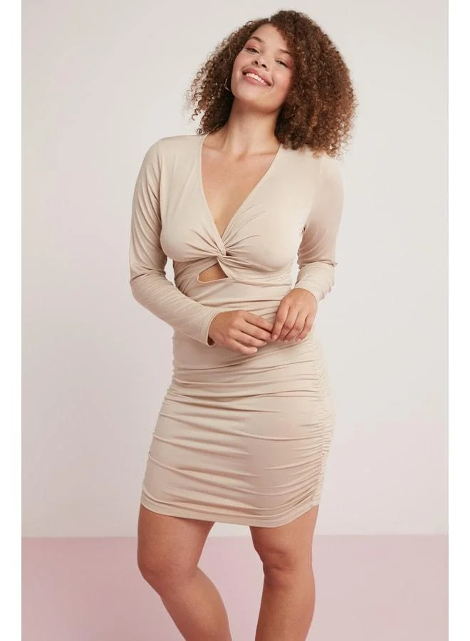 Ethiquet Lorena Women's Flexible Textured Body-Hugging Drape Detailed Cut Out Short V-Neck Beige Plus-Size Dress