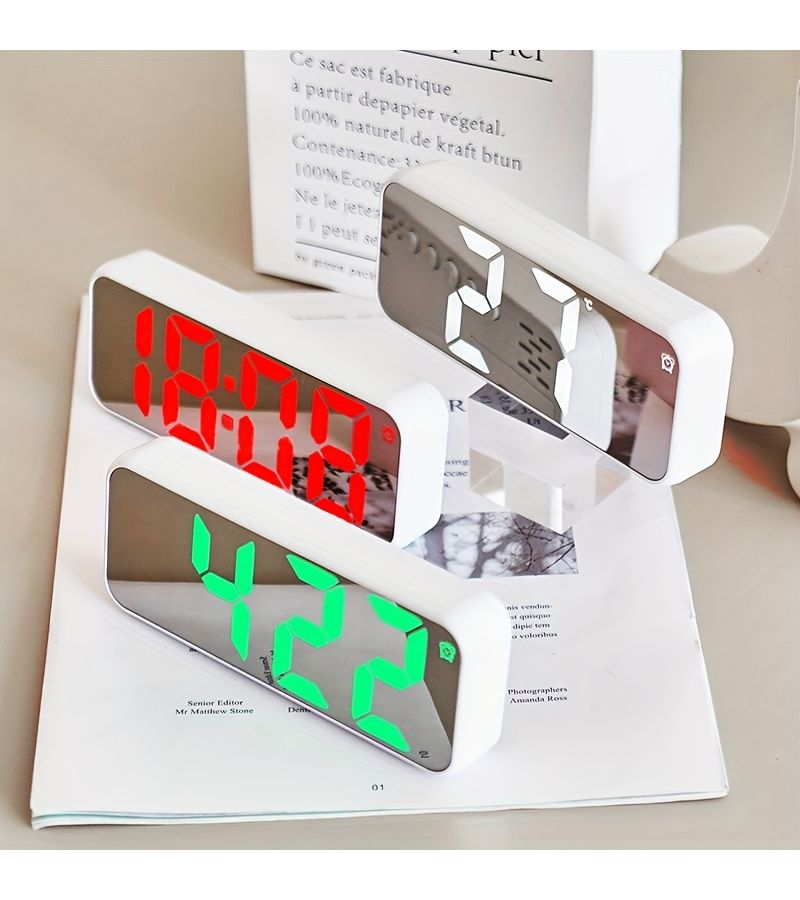 ساعة رقمية USB بضوء أخضر مع شاشة LED عالية الوضوح، سطوع قابل للتعديل، وضع ليلي. - Image 4