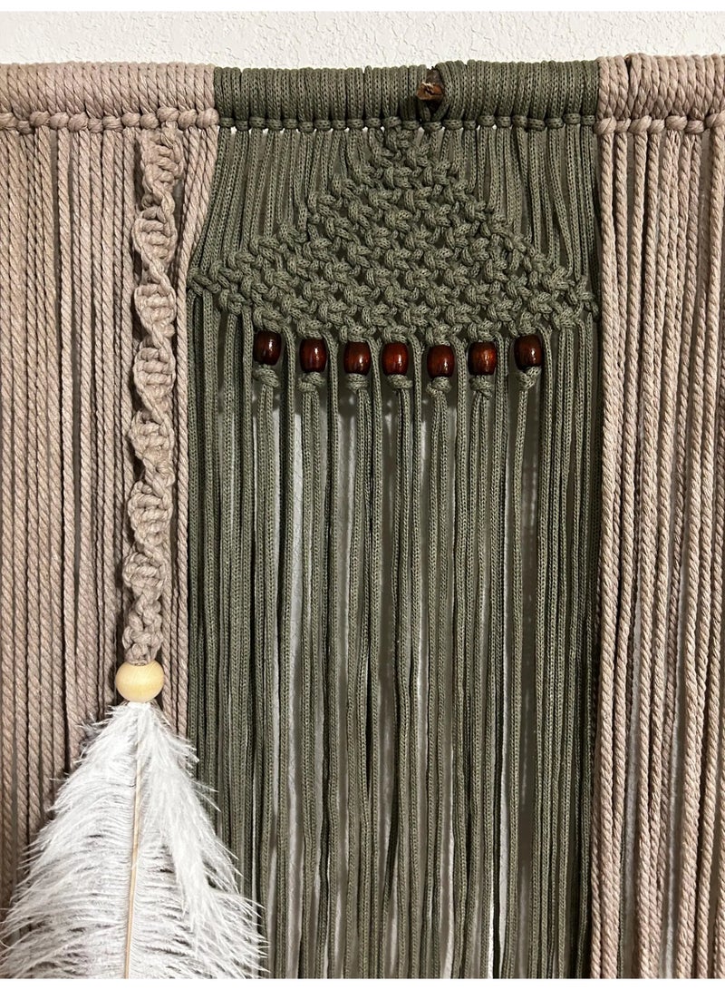 انتيكيانو قطعة فنية مصنوعة يدويًا من خيوط قطنية عالية الجودة، تتميز بتصميم بوهيمي راقٍ وعُقد متقنة تضيف لمسة من الدفء والأناقة لأي جدار. مثالية لتزيين غرف المعيشة أو النوم، وتضفي أجواءً طبيعية وهادئة على المساحة. - Image 3