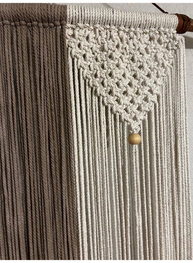 انتيكيانو قطعة فنية مصنوعة يدويًا من خيوط قطنية عالية الجودة، تتميز بتصميم بوهيمي راقٍ وعُقد متقنة تضيف لمسة من الدفء والأناقة لأي جدار. مثالية لتزيين غرف المعيشة أو النوم، وتضفي أجواءً طبيعية وهادئة على المساحة. - Image 2