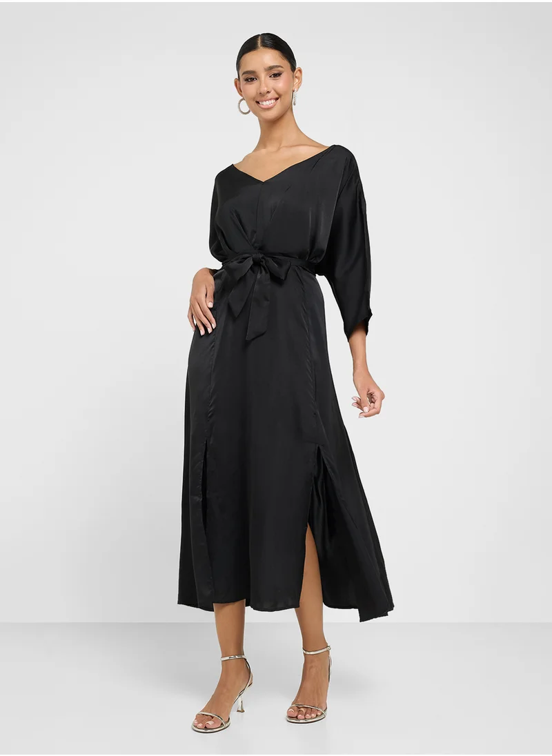 جينجر Plunge Neck Kartan Style Dress With Slit