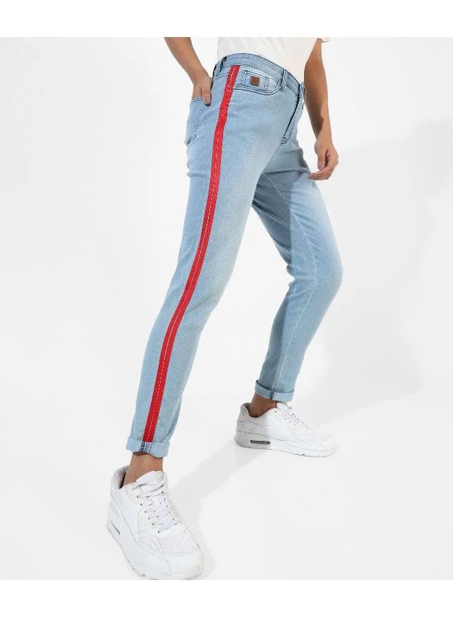 كامبوس سوترا بنطال جينز نسائي من قماش الدنيم ذو قصة عادية باللون الأزرق الكلاسيكي ومتوسط الغسل