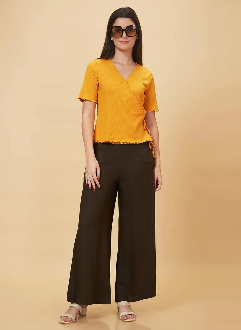 جلو باص بنطلون نسائي واسع بخصر عالٍ باللون الزيتوني