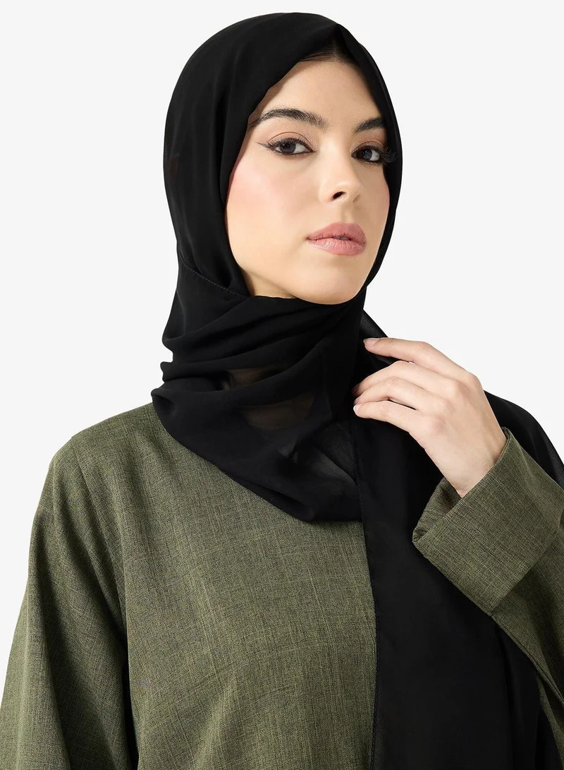 هيا كلوزيت عباية بفتحة أمامية وياقة على شكل حرف