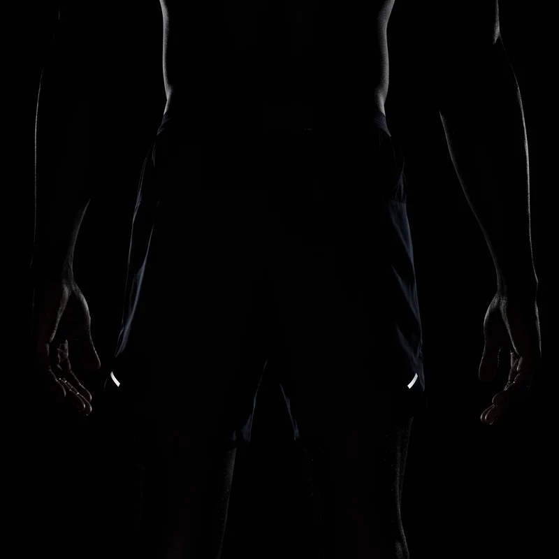 نايكي دراي-فِت سترايد شورت الجري 2 في 1 للرجال - 18 سم (تقريبًا)