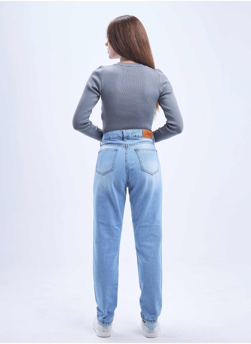 CIZARO - بنطلون جينز بخصر مرتفع ومغسول بشكل خفيف وممزق بقصّة Mom-Fit - Image 1