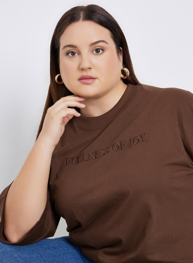 ستايلي تيشيرت بمقاس كبير وكتابة مُطرّزة - Image 1