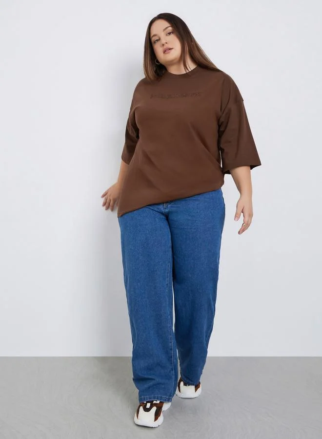 ستايلي تيشيرت بمقاس كبير وكتابة مُطرّزة