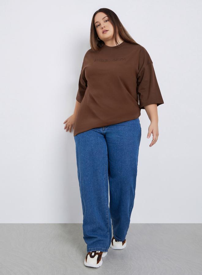 ستايلي تيشيرت بمقاس كبير وكتابة مُطرّزة - Image 2