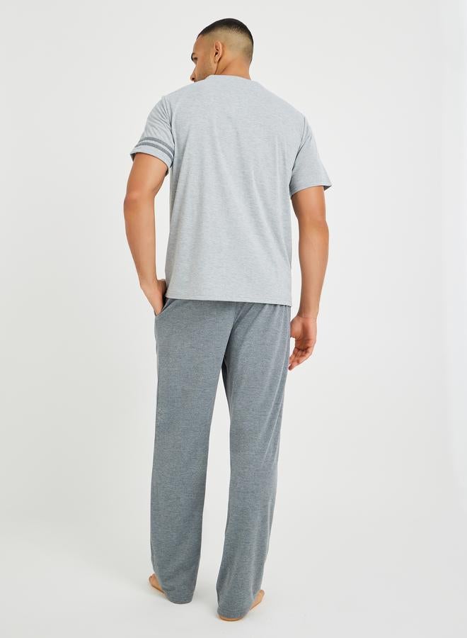 ستايلي طقم بيجاما قصير الأكمام بطبعة شعار ستايلي - Image 5