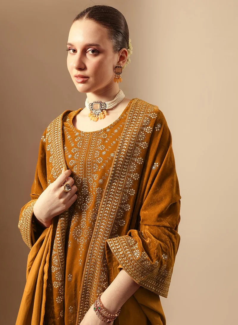 آي شين Rich Gold Velvet Gold Print Straight Kurta sets with dupatta