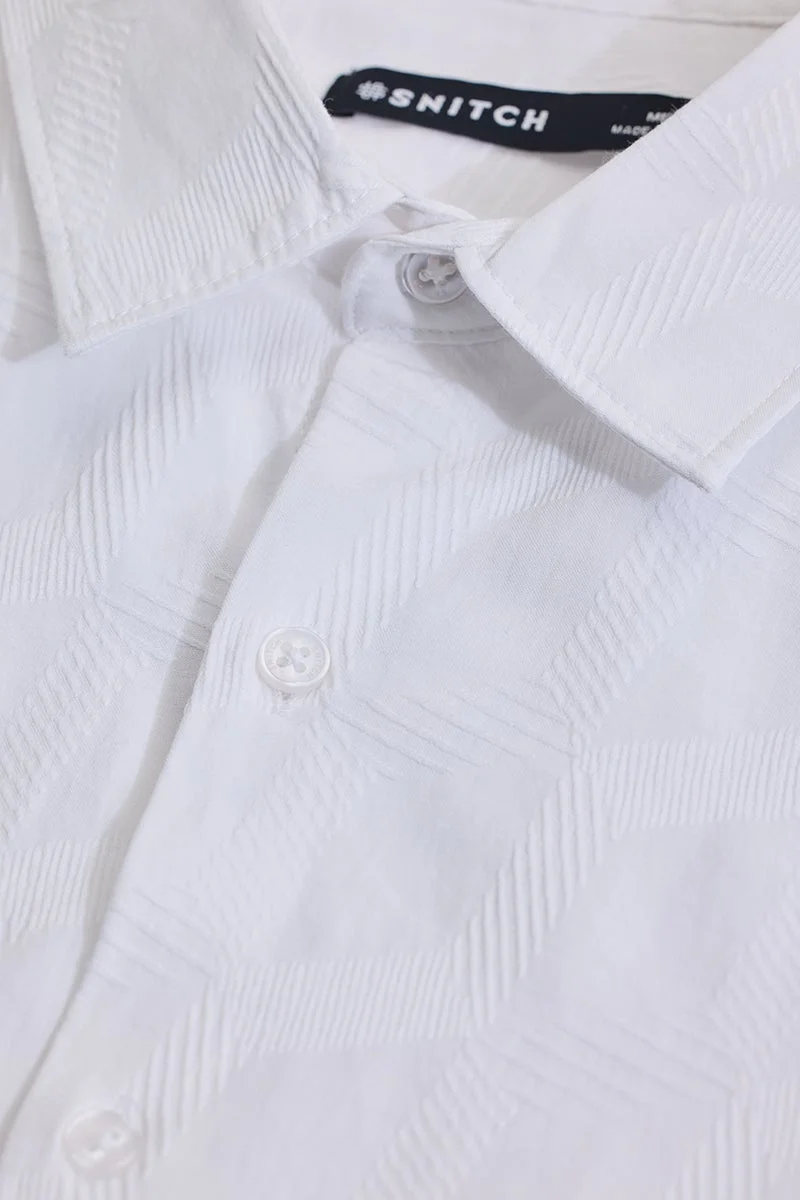 سنيتش قميص أبيض بقصة ضيقة وتصميم ذاتي