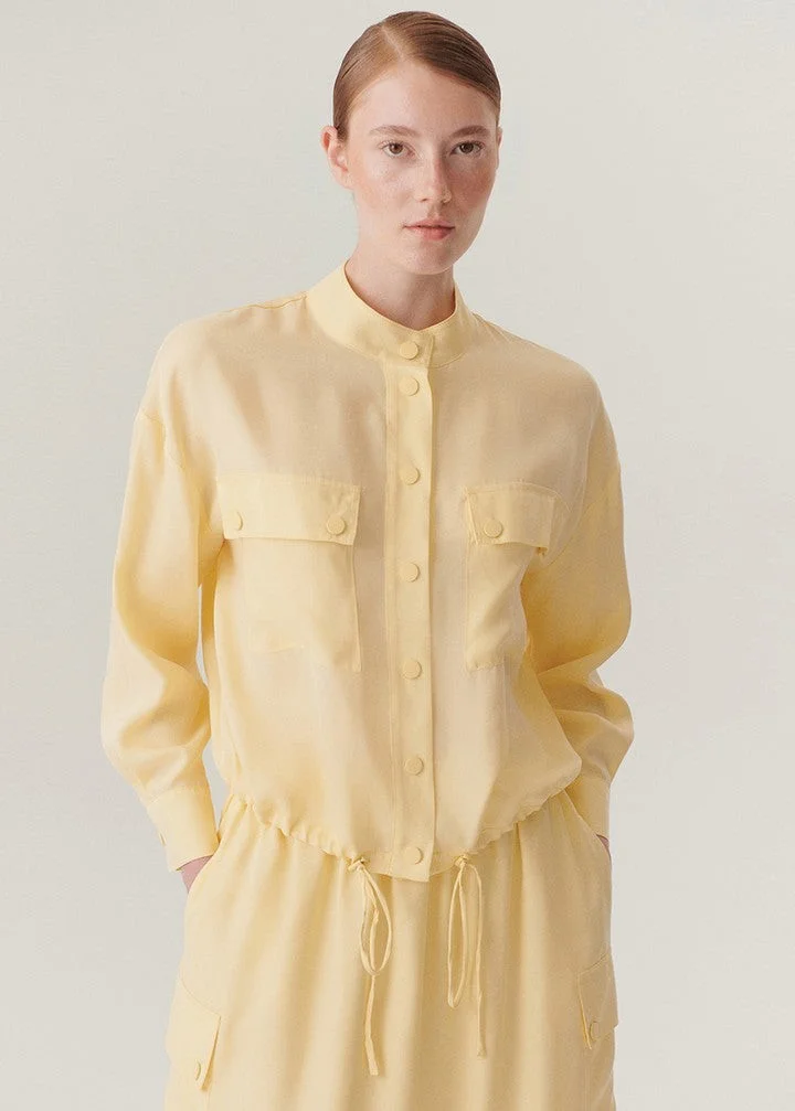 اكسيكيوز ياقة صينية، جيبان، رباط قابل للتعديل، قصة مريحة، جاكيت أصفر من الليوسيل