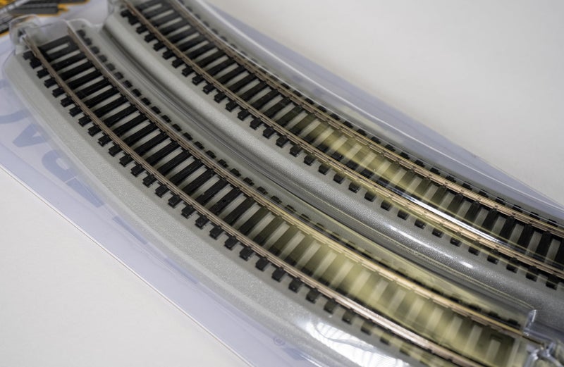 Bachmann Trains - Snap-Fit E-Z TRACK 18” RADIUS CURVED TRACK (4/card) - NICKEL SILVER Rail With Gray Roadbed - HO Scale , Grey - Image 4