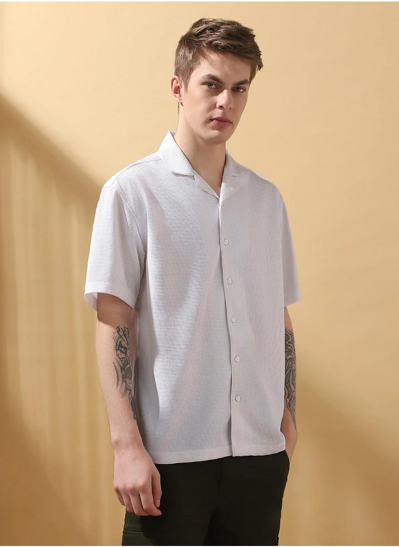 دينيس لينغو Upgrade your wardrobe with this premium White Relaxed fit Shirts Textured design crafted from 100% Polyester featuring Half Sleeve with Button closure.