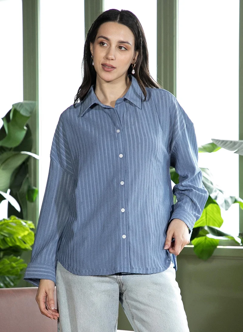 بينيا كولادا قميص نسائي واسع بتفاصيل دانتيل وياقة ممتدة وأكمام طويلة بأزرار، بلون أزرق ذرة